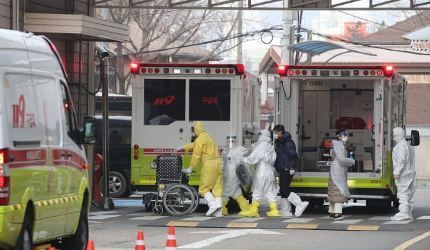 정부 '중국발 입국 금지' 만지작…靑 국민청원 60만명 돌파