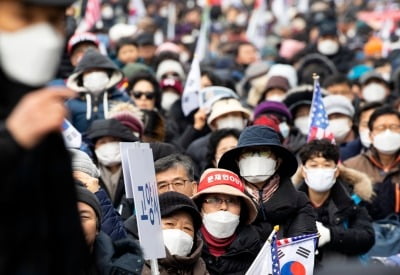 마스크 끼고 거리로…'우한 폐렴' 우려에도 대규모 집회 열려