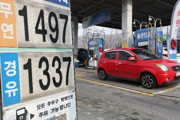 전국 주유소 기름값 2주째 하락…국제유가 약세 반영(사진=연합뉴스)