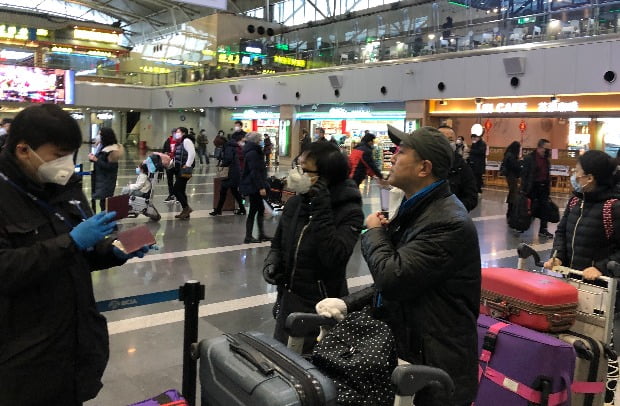 마스크 쓴 중국 베이징 공항 승객들.(사진=연합뉴스)