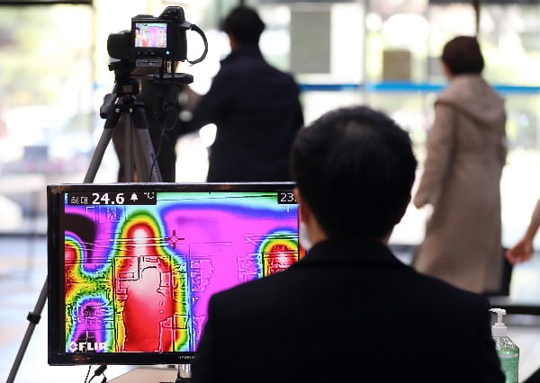 3일 오후 대구시 달서구청 본관 출입구에 신종 코로나바이러스 감염증 확산을 방지하고자 열감지기가 설치돼 있다. 연합뉴스