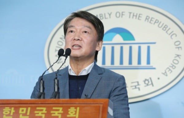 신당 창당을 준비하는 안철수 전 바른미래당 의원이 4일 오전 서울 여의도 국회 정론관에서 일하는 국회 개혁방안을 발표하고 있다.