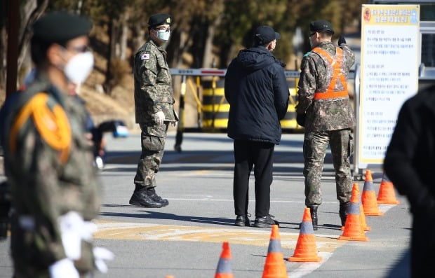 대구시 북구 육군 제50사단 신병교육대 정문에서 입영 대상자가 홀로 부대로 들어가고 있다. 사진=연합뉴스