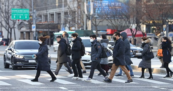 중부내륙과 일부 남부내륙을 중심으로 한파 특보가 발표된 5일 오전 서울 광화문광장에서 시민들이 발걸음을 재촉하고 있다. 사진=연합뉴스