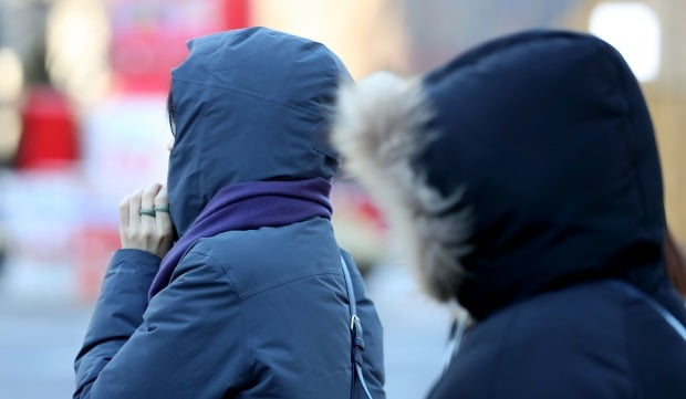 중부내륙과 일부 남부내륙을 중심으로 한파 특보가 발표된 5일 오전 서울 광화문광장에서 시민들이 보행 신호를 기다리고 있다. 사진=연합뉴스