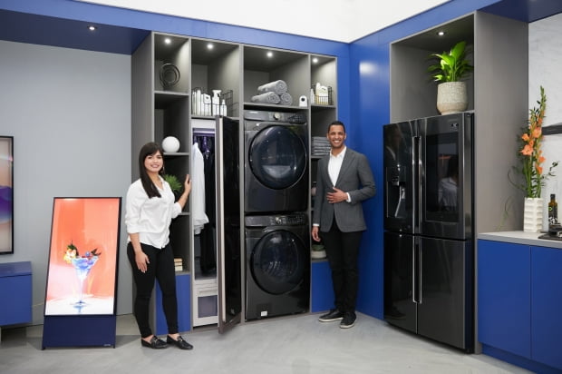 삼성전자가 지난 5일 북미 최대 규모의 주방·욕실 관련 전시회인 'KBIS 2020'에서 프리미엄 세탁기·건조기와 패밀리허브 냉장고 등으로 구성된 '커넥티드 리빙존'에서 차별화된 AI·IoT 가전을 소개하는 모습/사진제공=삼성전자