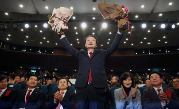 5일 오후 여의도 국회도서관에서 열린 미래한국당 중앙당 창당대회에서 한선교 의원이 당 대표로 선출되자 감사 인사를 하고 있다. /사진=연합뉴스