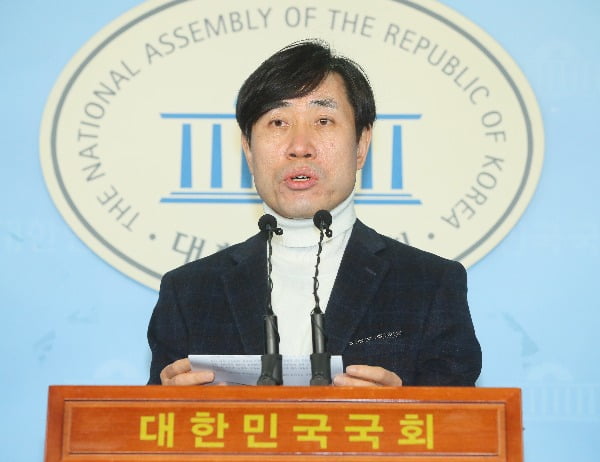 새로운보수당 하태경 의원이 6일 국회 정론관에서 송철호 울산시장 선거 검찰수사와 이에 대한 법무부, 청와대의 대응 조치와 관련해 "친문 카르텔을 민주화 운동 족보에서 제외해야 한다"고 주장하고 있다. 사진=연합뉴스