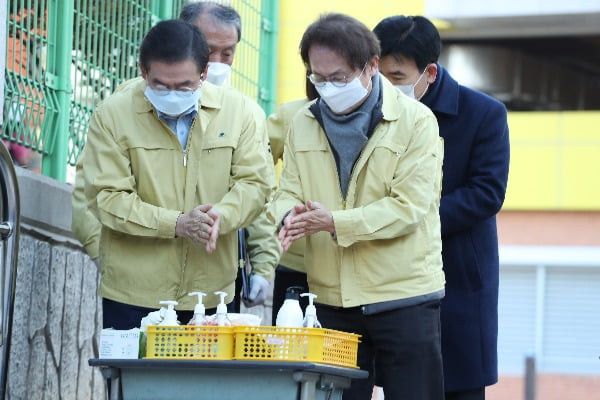 박원순 서울시장과 조희연 서울시교육감이 6일 오전 서울 관악구 남부초등학교에서 손 세정제를 바르고 있다. 사진=연합뉴스