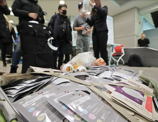 신종 코로나바이러스 감염증 확진자가 4명 추가된 6일 인천국제공항 3층 세관 검사대에서 출국 예정자들이 가방 검사를 받고 있다. 사진=연합뉴스