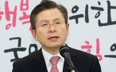 황교안, '이낙연 극복전략 뭐냐'는 질문에 "문재인 정권과의 싸움"