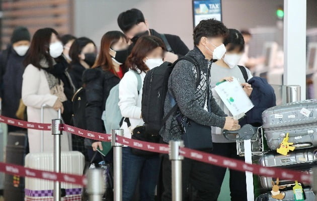 신종 코로나바이러스 감염증 확산이 우려되고 있는 7일 인천국제공항 출국장에서 마스크를 착용한 이용객들이 출국 수속을 기다리고 있다. 사진=연합뉴스