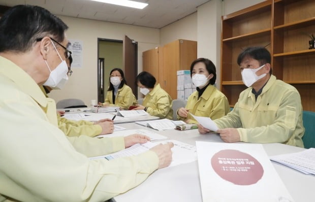 유은혜 부총리 겸 교육부 장관은 8일 과천 국사편찬위원회 상황실에서 제46회 한국사능력검정시험장 방역을 관리 감독했다. /사진=연합뉴스