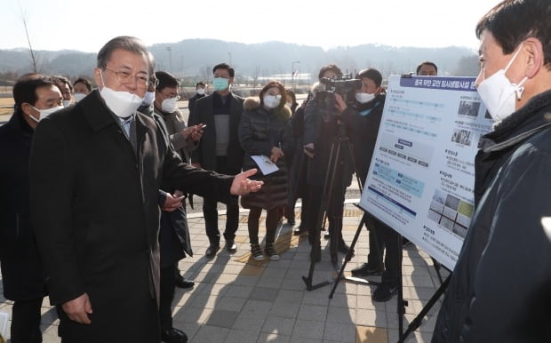 문재인 대통령이 9일 신종 코로나바이러스 확산으로 중국 우한 교민들이 임시 생활하고 있는 진천 공무원인재개발원에서 진영 행정안전부 장관의 보고를 받고 있다. 사진=연합뉴스