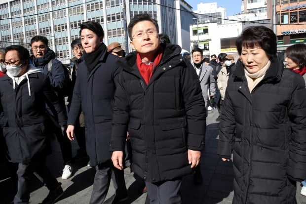 황교안 자유한국당 대표가 9일 오후 서울 종로구 관철동 일대는 둘러보고있다. /사진=연합뉴스