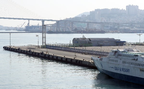 부산항국제여객터미널. 일본 크루즈선에서 신종 코로나바이러스 감염자가 집단으로 발생한 것과 관련해 국제크루즈선 부산 입항이 잇따라 취소되고 있다. 사진=연합뉴스