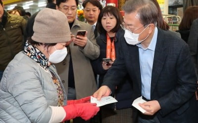 문 대통령 "거지 같아요" 했다가 신상털이 당한 반찬가게 상인에 "안타깝다"