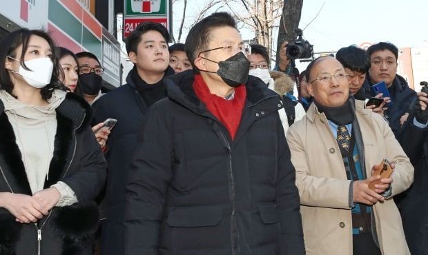 자유한국당이 황교안 대표의 '1980년' 발언에 대해 허위사실이라고 해명하며 법적조치를 언급한 것에 대해 정의당은 