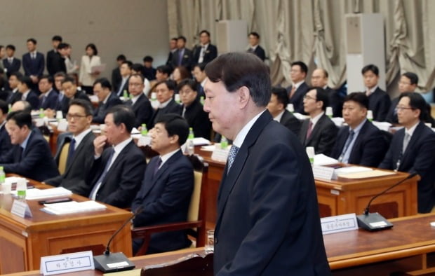 윤석열 검찰총장이 10일 서울 서초구 대검찰청에서 열린 전국 지검장 및 선거 담당 부장검사 회의에 입장하고 있다. 사진=연합뉴스