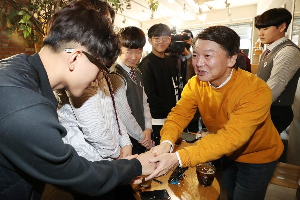 안철수 전 의원이 10일 오후 서울 서대문구 홍은동의 한 카페에서 열린 '내일의 YOUTH 18세 유권자들과의 간담회'에서 참석자들과 인사하고 있다.사진=연합뉴스