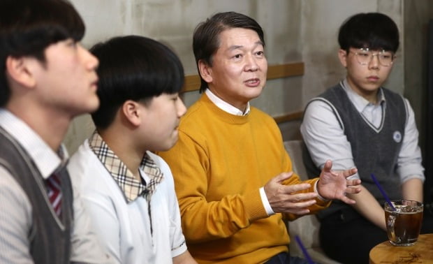 안철수 전 의원이 10일 오후 서울 서대문구 홍은동의 한 카페에서 열린 '내일의 YOUTH 18세 유권자들과의 간담회'에서 발언하고 있다. (사진=연합뉴스)