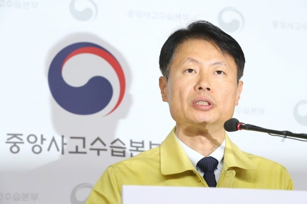 우리 정부의 해외 여행 자제 권고와 마찬가지로 '한국 여행'을 자제하도록 권고한 국가가 있는 것으로 확인됐다. 김강립 중수본 부본부장이 11일 정례 브리핑을 하고 있다. /사진=연합뉴스