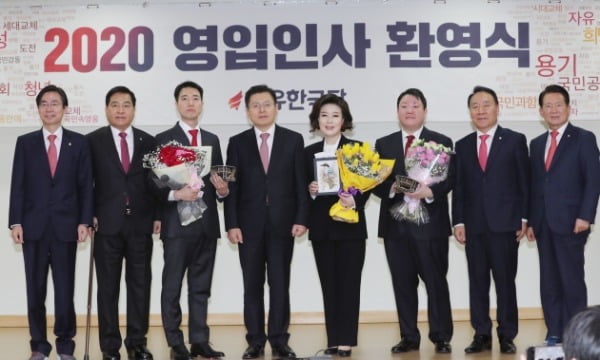 황교안 대표가 11일 오전 국회 의원회관에서 열린 영입인사 환영식에서 박대성 페이스북 한국·일본 대외정책부사장, 김보람 인사이트컴퍼니 CCO, 백현주 동아방송예술대학교 초빙교수와 기념촬영 하고 있다. /사진=연합뉴스