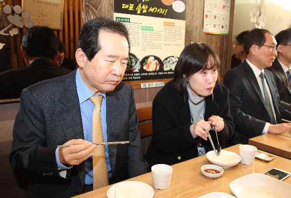 정세균 국무총리가 11일 점심 식사를 동네 식당에서 할 계획이라고 밝힌 국무회의 발언대로 광화문 근처 식당에서 직원들과 함께 먹고 있다. 사진=연합뉴스