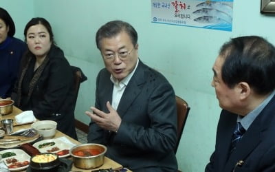 남대문시장 찾은 문대통령 "힘내세요"…질본 격려용 홍삼 구매