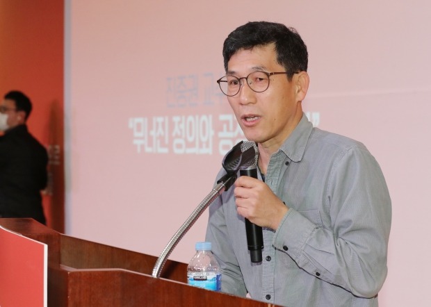 진중권 전 동양대 교수가 지난 9일 서울 영등포구 하이서울유스호스텔 대강당에서 열린 국민당 중앙당 창당발기인대회 사전행사에서 