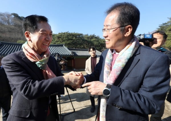 김기현 전 울산시장과 홍준표 전 자유한국당 대표가(왼쪽부터)이 14일 오전 경남 양산시 통도사를 방문해 악수하고 있다. /사진=연합뉴스