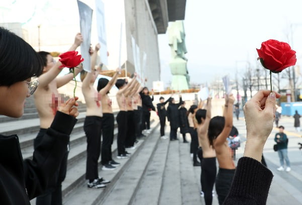 14일 서울 세종문화회관 앞에서 DxE (직접행동 어디서나) 코리아 회원들이 '우리도 동물이다. 착유당하는 동물을 위한 고통의 연대' 퍼포먼스를 하고 있다. 사진=연합뉴스