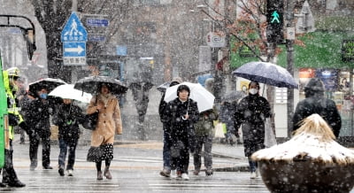 "출근길 눈 쌓여 미끄럽고 바람 불어 추워요"