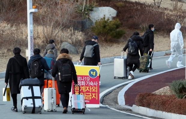 새학기를 맞아 입국한 중국인 유학생들이 2주간 격리를 위해 대학 기숙사로 들어가고 있다. 사진=연합뉴스