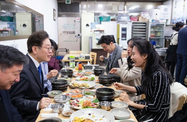 18일 이재명 경기도지사가 신종 코로나바이러스 감염증(코로나19) 확진자가 방문해 일주일 넘게 휴업했던 경기도 성남의 한 식당을 찾아 분당소방서 현장대응단, 구급대원 등과 함께 저녁 식사를 하고 있다. 사진=연합뉴스