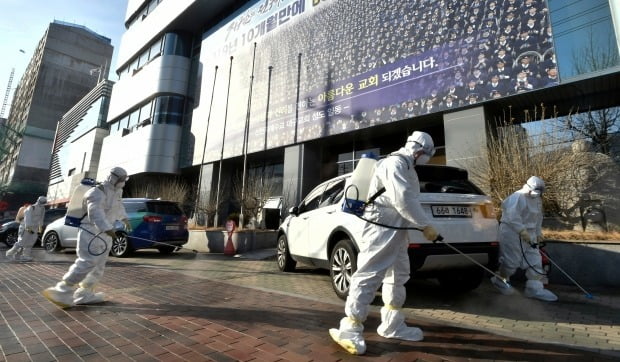 지난 19일 대구시 남구 대명동 신천지 대구교회 인근에서 남구청 보건소 관계자가 방역작업을 하고 있다./사진=연합뉴스