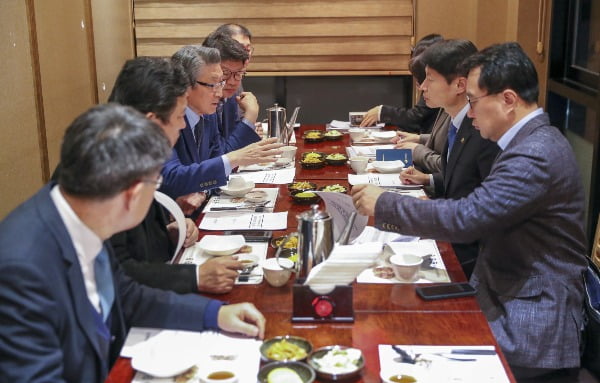 김강립 중앙사고수습본부 부본부장이 19일 서울 마포구의 한 중식당에서 의료계 간담회를 열고 코로나19 대응 방안을 논의하고 있다. 사진=연합뉴스