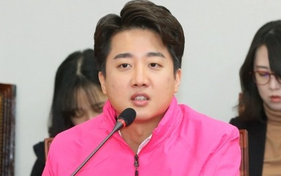 이준석 "분홍색 옷 입는다고 젊은 세대 안 온다"