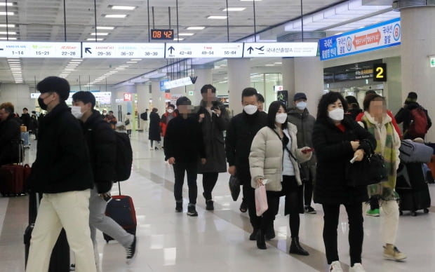 제주국제공항 이용객들이 마스크를 착용한 채 이동하고 있다. 사진=연합뉴스