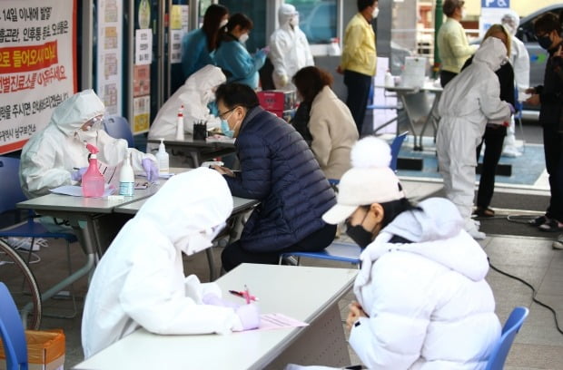 대구에서 신종 코로나바이러스 감염증 환자가 급증하는 가운데 21일 오후 대구시 남구 보건소에 의심 환자들이 몰려들고 있다.  사진=연합뉴스