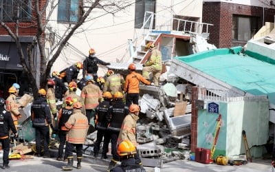 리모델링 중 붕괴된 부산 단독주택…3명 구조·2명 사망