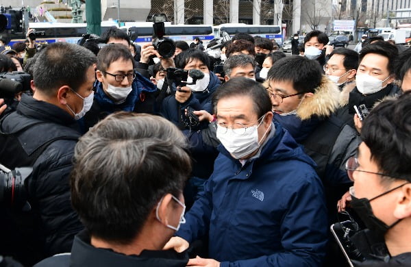 박원순 서울시장이 22일 오후 서울 광화문광장에서 문재인하야범국민투쟁본부 주최로 열린 집회의 중단을 촉구하고 있다. 사진=연합뉴스