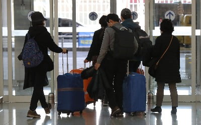 한국서 들어오는 외국인 막아라…입국제한 15개국으로 늘어