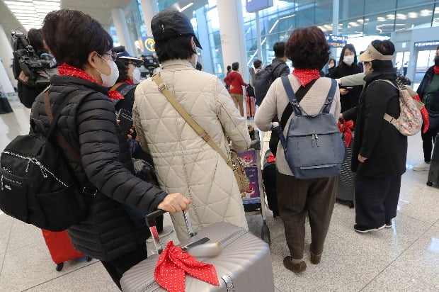 이스라엘로 가는 중에 입국 금지를 당한 한국인 승객들이 23일 오후 인천국제공항을 통해 귀국하고 있다.(사진=연합뉴스)