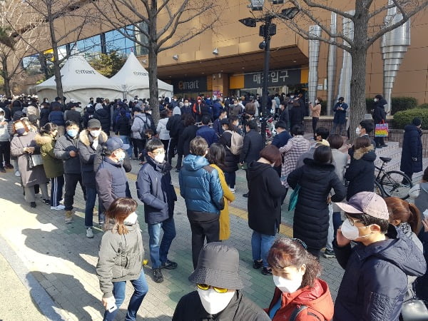 24일 오전 대구 이마트 만촌점 앞에서 시민들이 마스크를 사려고 줄지어 서 있다. 사진=연합뉴스