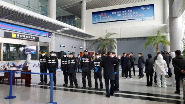 중국 공안이 25일 웨이하이(威海)공항에서 인천발 제주항공 7C8501편 도착 전 격리 조치를 준비하는 모습. 사진=연합뉴스