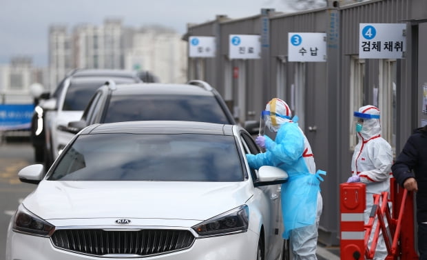 27일 대구시 남구 대명동 영남대학교 병원 선별진료소에서 신종 코로나바이러스 감염증(코로나19) 검사를 받으러 온 시민들이 차에 탄 채 의료진으로부터 진료를 받고 있다. 영남대 병원 측은 선별진료소 내에서의 감염 예방과 환자 보호를 위해 진료소 운영을 '드라이브 스루(Drive-Thru)' 방식으로 변경했다고 밝혔다. 사진=연합뉴스