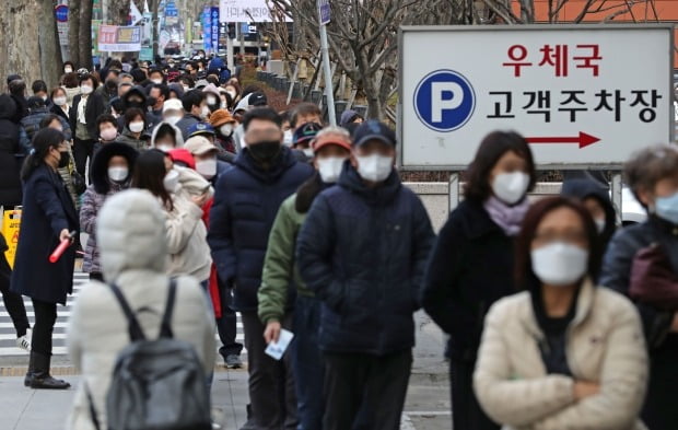 정부는 지난 27일 대구에 이어 28일 전국 읍면 우체국에 마스크를 공급·판매한다. 사진은 지난 27일 대구 수성우체국 앞에서 정부 공급 마스크 구입을 위해 줄 서 있는 시민들 모습. /사진=연합뉴스