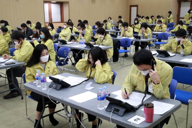 울산시 공무원들이 27일부터 3월 11일까지 코로나19 고위험군에 대한 전수조사를 하고 있다. 울산시는 2인 1조로 하루 120명 공무원을 투입해 조사한다고 밝혔다. 사진=연합뉴스