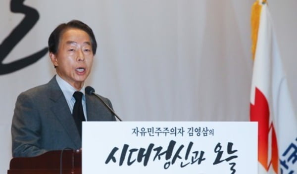  YS서거 4주기 유족 인사하는 김현철 교수. 사진=연합뉴스